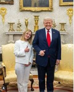 Giorgia Meloni (stânga) şi Donald Trump (dreapta)/Sursa foto: X